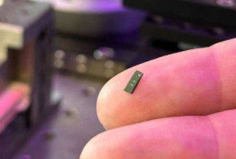 新的芯片级激光隔离器开辟了光子学的新研究途径