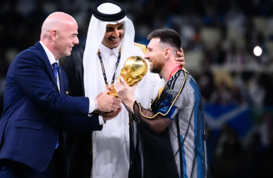 为什么莱昂内尔梅西在世界杯决赛奖杯颁奖典礼上穿长袍