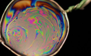 研究人员发现气泡上的肥皂膜比周围的空气更凉爽