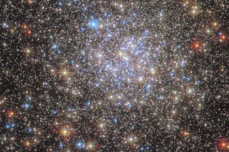哈勃望远镜注视着银河球状星团NGC6355