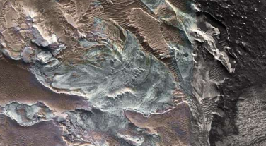 在火星赤道附近发现的现代冰川遗迹表明今天低纬度地区可能存在水冰