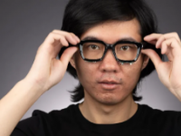 研究人员制造了声纳眼镜可以跟踪面部运动以进行无声交流