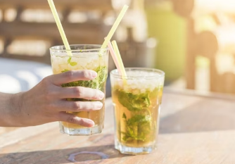 夏日饮品让你在热浪中保持水分和健康