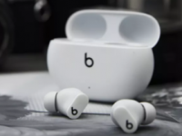 未经宣布的BeatsStudioBudsPlus耳塞出现在商店中