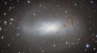 哈勃望远镜检查高度不规则的星系ESO1741