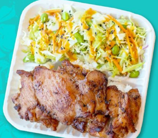 在OnoHawaiianBBQ庆祝万圣节每位盛装宾客可获赠价值5美元的夏威夷鸡肉Aloha盘