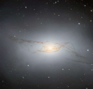双子座南号捕捉到NGC4753扭曲的尘埃盘展示了过去合并的后果
