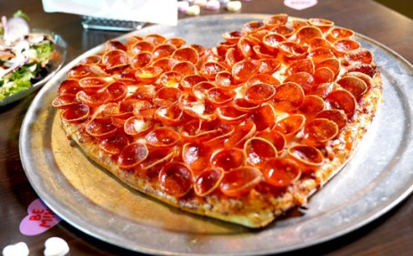 迈克山披萨回归经典心形披萨分享爱意