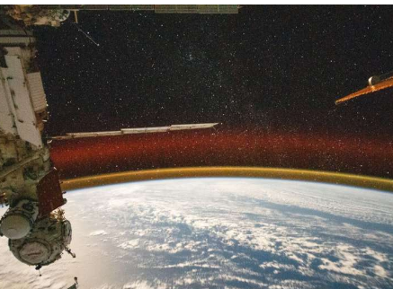 从国际空间站可以看到地球的大气辉光