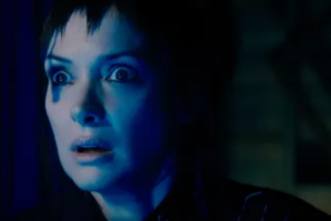 甲壳虫汁2预告片展示了迈克尔基顿 薇诺娜·瑞德和周三主演珍娜奥尔特加带来的更多幽灵混乱