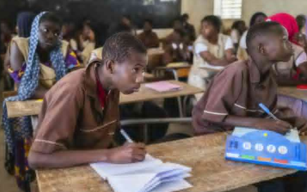 在塞内加尔的一些教室中失聪和听力困难的学生现在与其他人一起学习